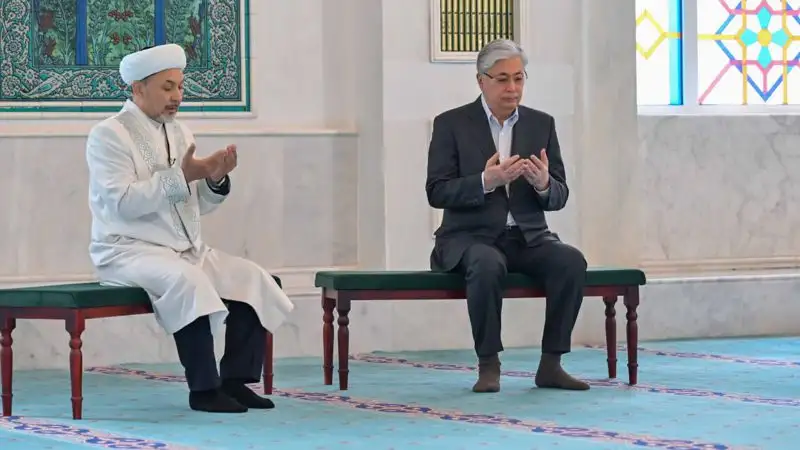 Глава государства посетил мечеть Хазрет Султан