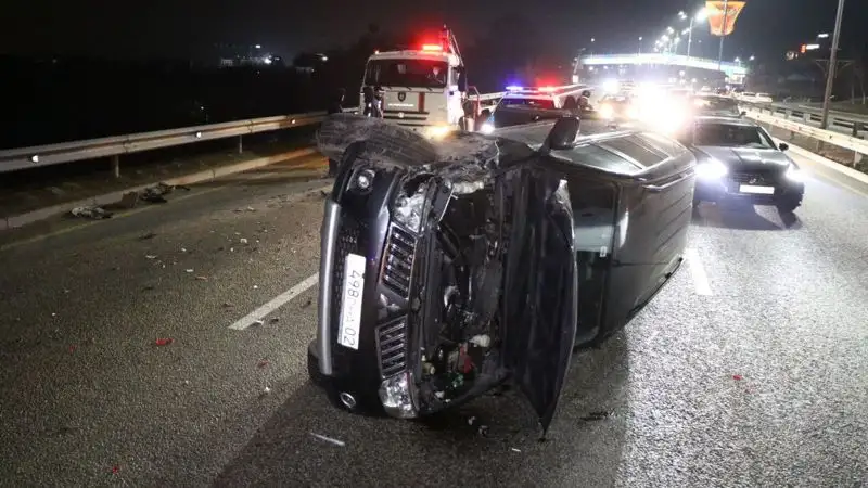 В Алматы внедорожник перевернулся на бок после ДТП