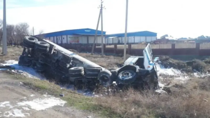 В Шымкенте опрокинулся бензовоз