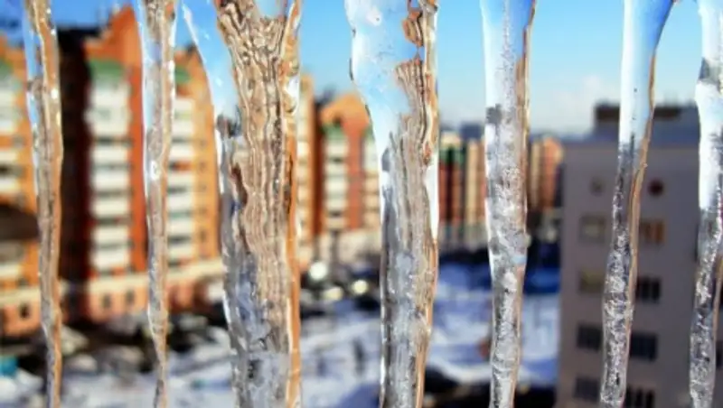 Алматинцам угрожают гигантские сосульки