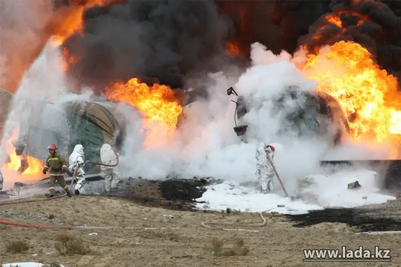 Цистерны с нефтью горят в промзоне Актау (фото), фото - Новости Zakon.kz от 16.11.2013 21:43
