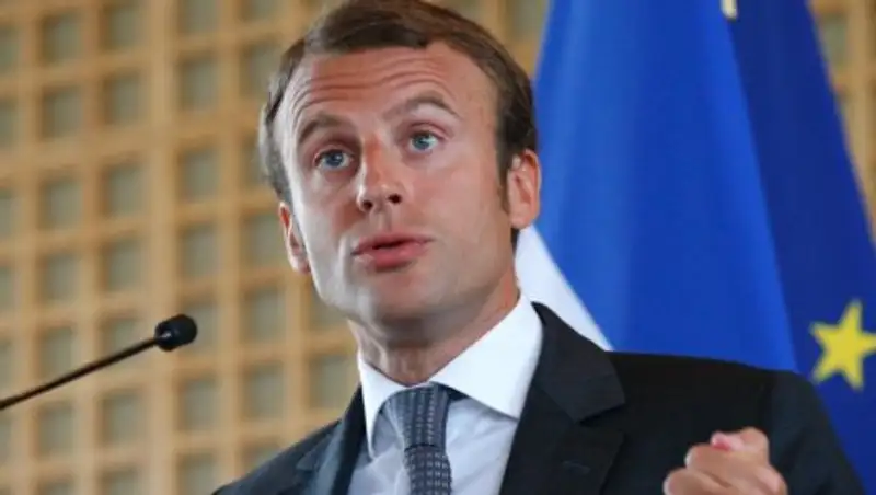 Эммануэль Макрон опубликовал видео, как звонит Путину