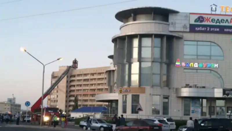 Мужчина забрался на крышу торгового центра в Актау