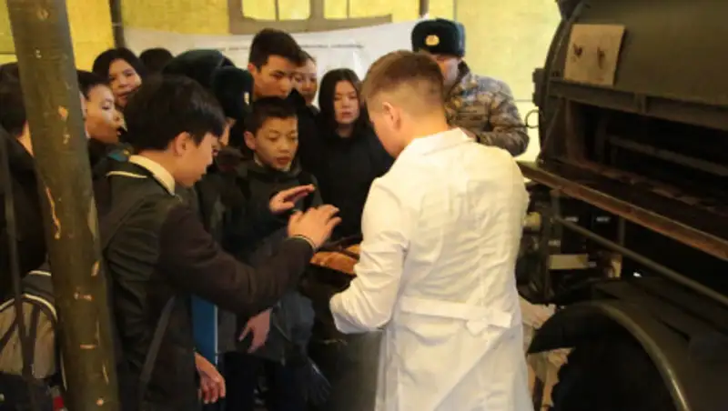 Алматинских школьников восхитил вкус настоящего солдатского хлеба