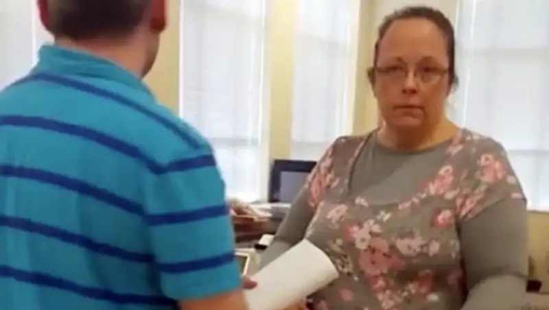 Чиновницу из Кентукки вызвали в суд за отказ регистрировать однополые браки
