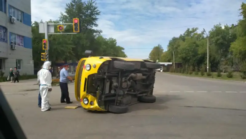 В Петропавловске в результате ДТП перевернулась скорая