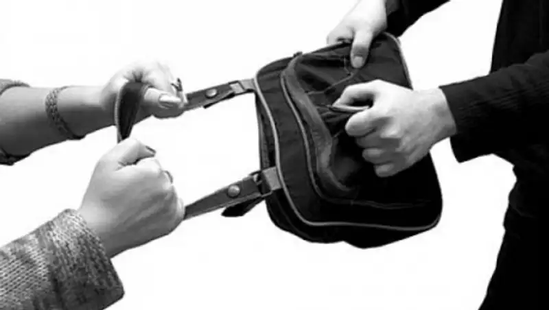 В Павлодаре 19-летние парень и девушка по вечерам нападали на женщин