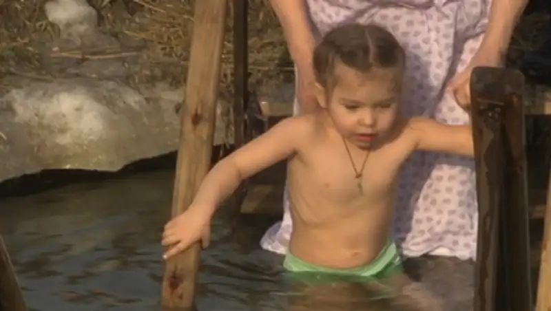 Более 5 тысяч алматинцев искупались в проруби на Крещение