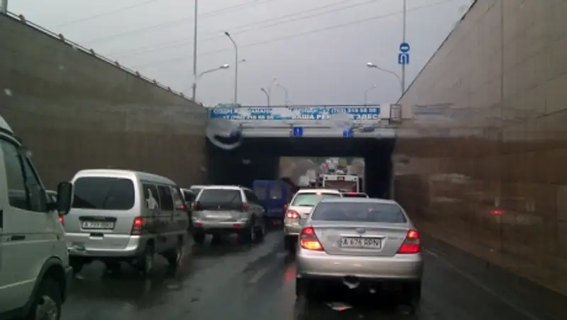 В среднем житель крупного города ежегодно от двух до восьми суток проводит в пробках