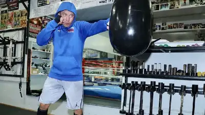 боксер музыкант бой поддержка, фото - Новости Zakon.kz от 16.09.2022 09:32