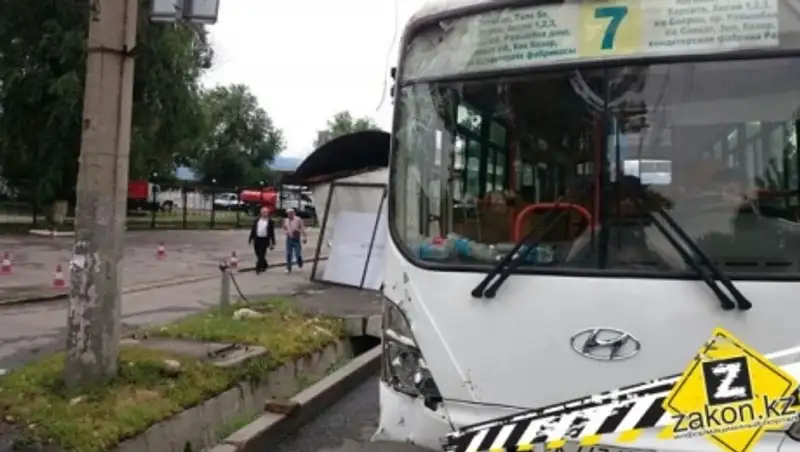 В автопарке признали вину водителя автобуса, въехавшего в остановку в Алматы