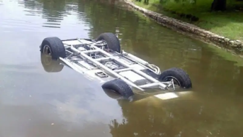 Водитель «Нивы», которая упала в канал в ЮКО, грубо нарушил ПДД