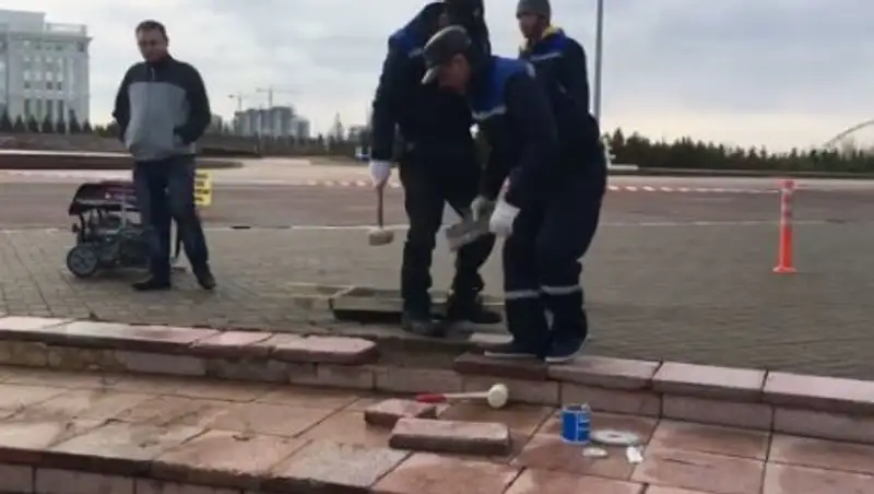 В Астане принялись чинить "выпавшие под носом" Президента плитки