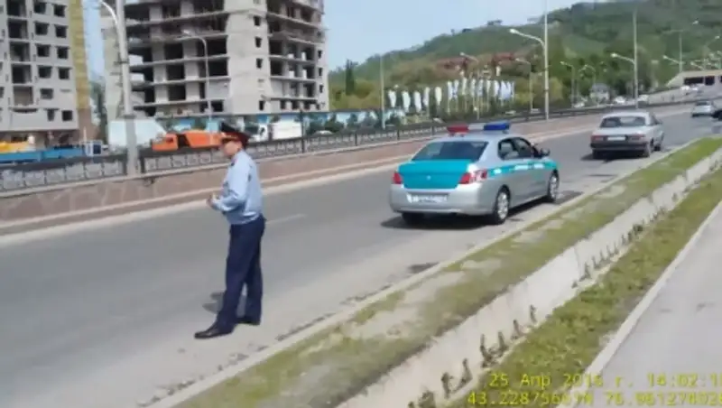 В Алматы полицейского наказали за остановку водителя в неположенном месте