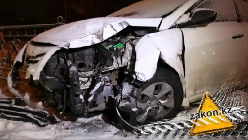 В Алматы на скользком участке проспекта Аль-Фараби произошла серия ДТП