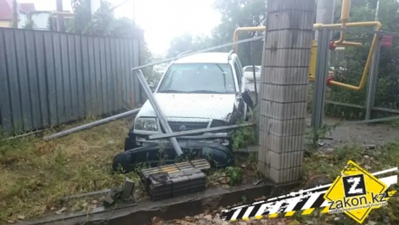 В Алматы женщина оставила машину на мойке, а на следующий день нашла ее разбитой