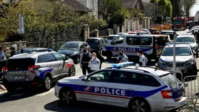 Под Парижем террорист убил женщину-полицейского