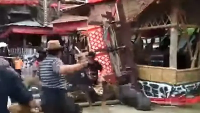 В Индонезии мужчину убило гробом его матери