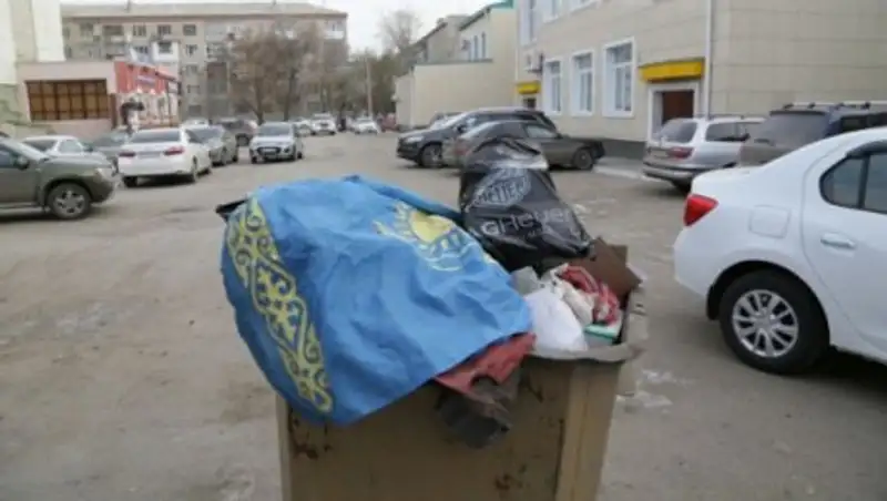 Выбросившая флаг на помойку вахтерша извинилась перед народом