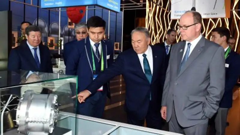 Назарбаев посетил павильон Княжества Монако совместно с Князем Альбером II