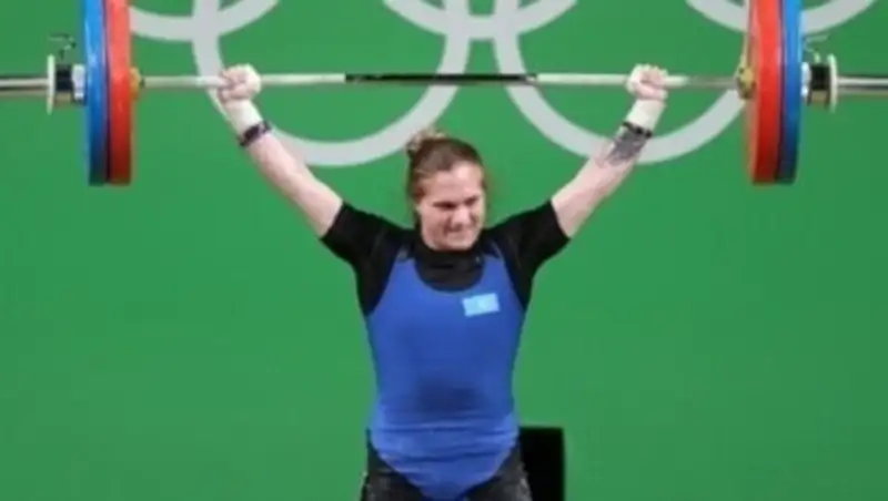 Бронзовой призерке Олимпиады Горичевой подарили торт-штангу