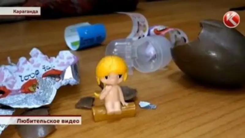 Казахстанцы обнаружили в шоколадных яйцах голых пупсов