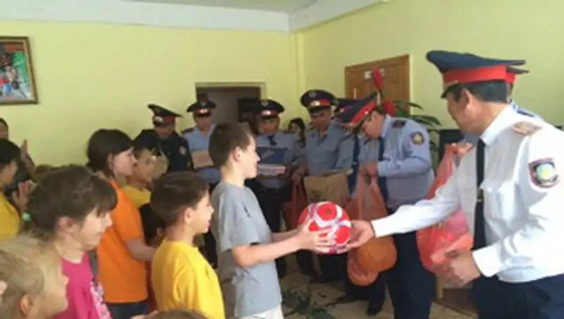 Полицейские Талдыкоргана вручили подарки воспитанникам центра адаптации