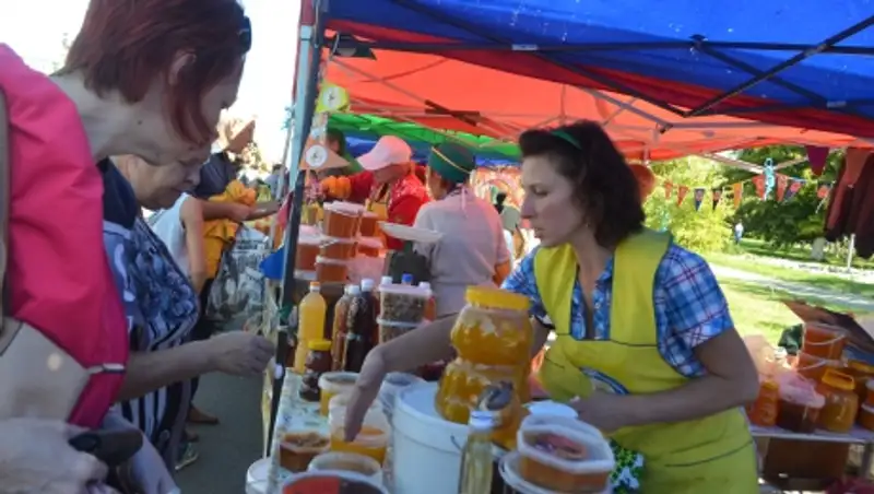 Фестиваль меда в честь Дня Конституции проходит в Усть-Каменогорске