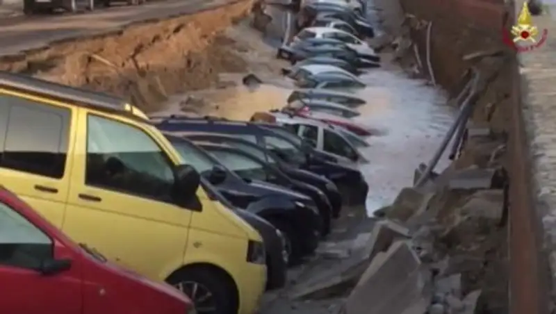 Десятки автомобилей провалились в 200-метровую яму во Флоренции