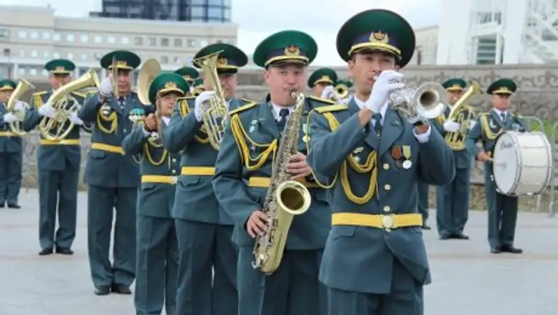 Военные оркестры произвели фурор на улицах столицы