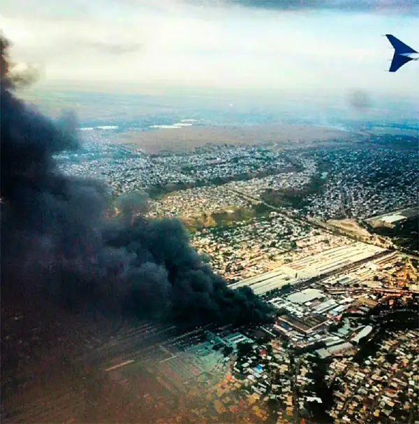 В Алматы горит один из рынков «барахолки» (фото), фото - Новости Zakon.kz от 13.09.2013 21:36