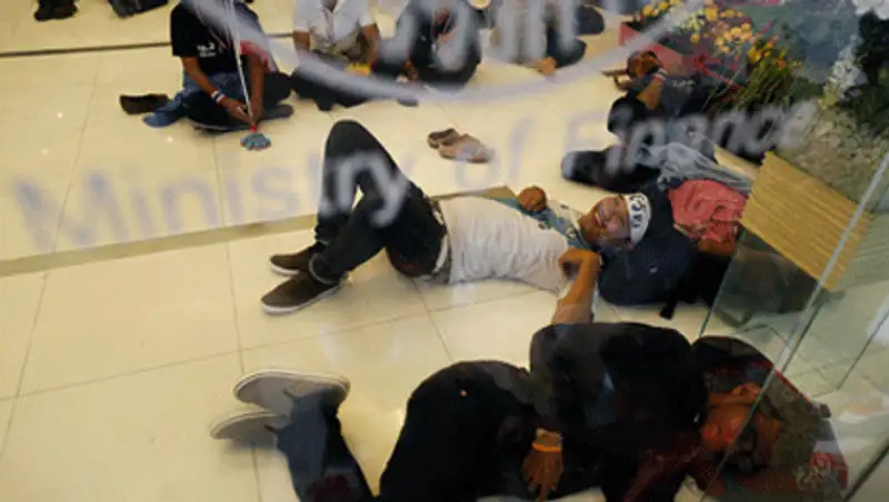 Демонстранты ворвались на территорию таиландского МИДа, фото - Новости Zakon.kz от 26.11.2013 02:49