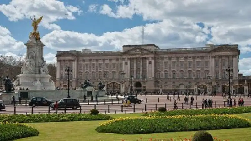 В Великобритании уборщику предлагают поселиться в Букингемском дворце
