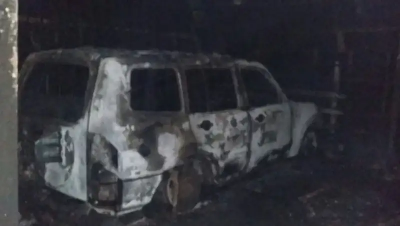 При пожаре на СТО в Алматы два человека пострадали, сгорело пять машин