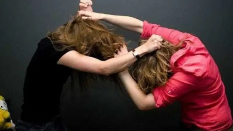 Мать и дочь побили директора из-за зарплаты