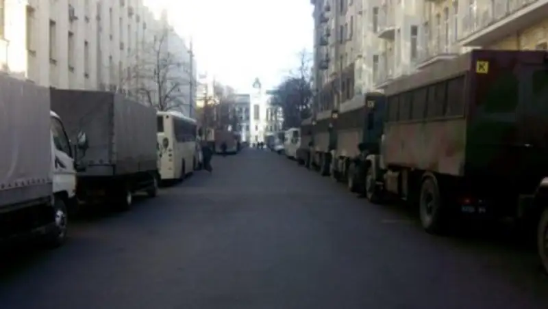 К зданию администрации Порошенко в Киеве стянули военную технику