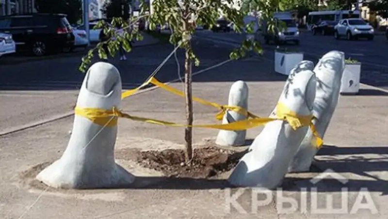 В Астане из-под земли пробилась рука