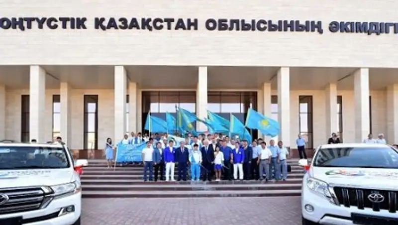 О&#1178;О &#1241;кімі олимпиада же&#1187;імпаздарына п&#1241;тер сыйлап, авток&#1257;лік мінгізді