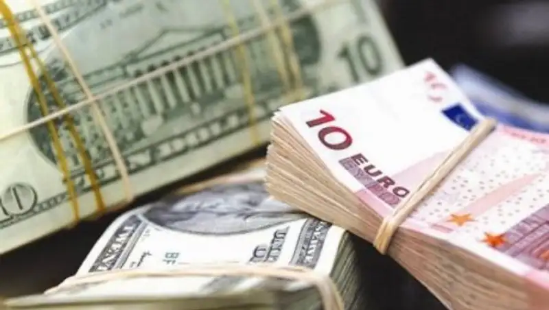 В Казахстане значительно сократились нетто-продажи долларов и рублей