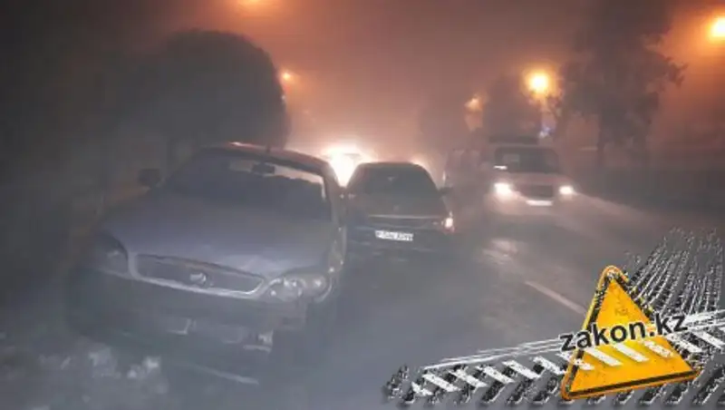 В Алматы на проспекте Аль-Фараби столкнулись три автомобиля