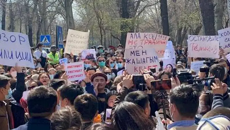 В Бишкеке прошел митинг после жестокого убийства похищенной девушки