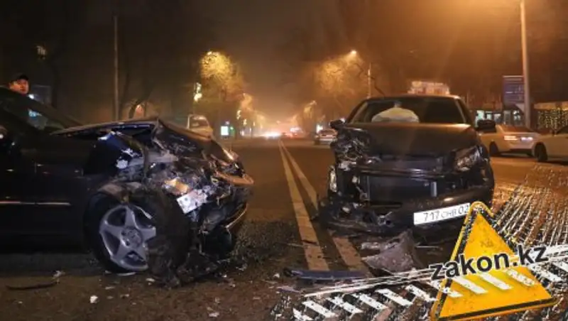 В Алматы после лобового столкновения двух авто девушка попала в больницу