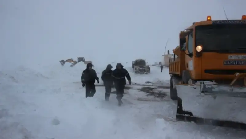 Ограничение движения по трассам сохраняется в трех областях РК