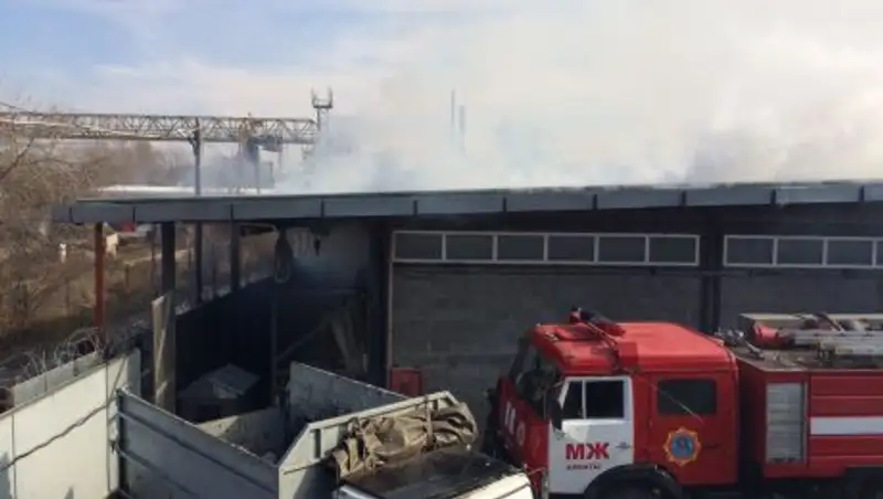 В Алматы горели складские помещения