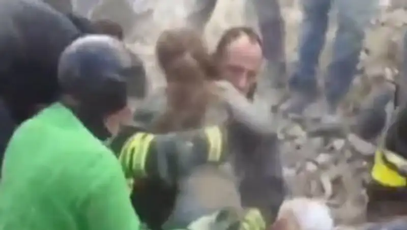 В Италии спасли находившуюся под завалами 17 часов девочку