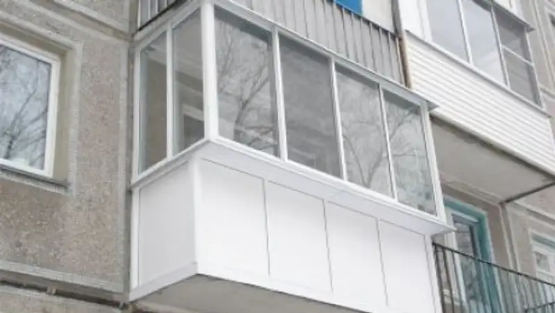 Двухлетний малыш запер бабушку в мороз на балконе