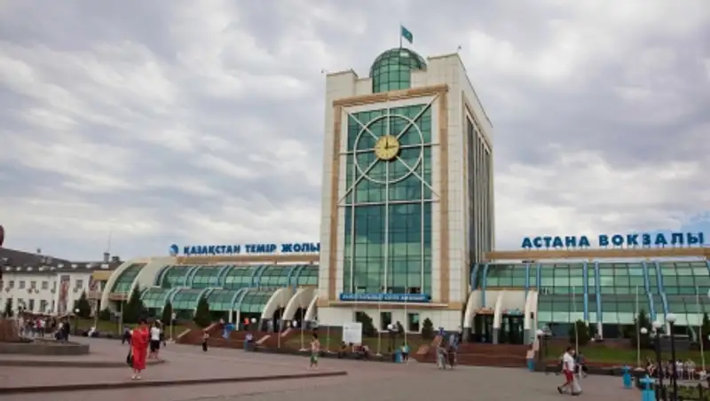 На привокзальной площади Астаны тестируют платную парковку 