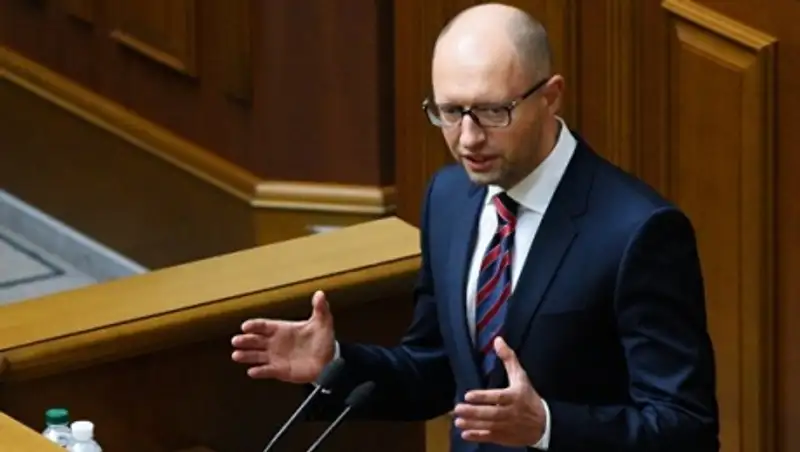 Депутат "Оппозиционного блока" принес в Раду наручники для Яценюка