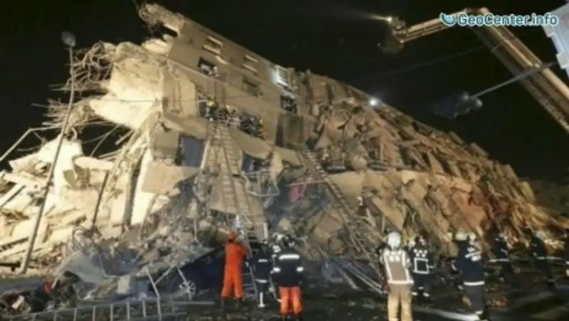 Землетрясение в КНР: обрушился отель с двумя тысячами постояльцев