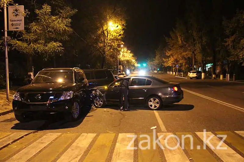 В Алматы резкий маневр водителя Фольксвагена закончился аварией (фото) В Алматы резкий маневр водителя Фольксвагена закончился аварией (фото), фото - Новости Zakon.kz от 06.11.2013 17:45